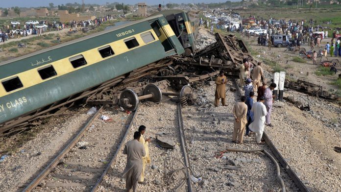 Les accidents et les dÃ©raillements sont frÃ©quents sur le rÃ©seau ferroviaire vÃ©tuste du Pakistan, qui compte prÃ¨s de 7500 kilomÃ¨tres de voies et transporte plus de 80 millions de passagers par an.