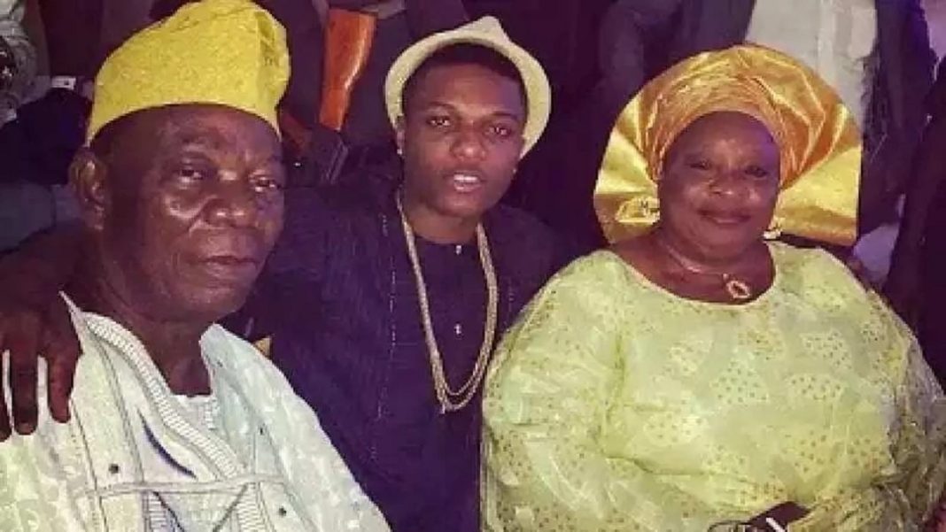 Wizkid et ses parents.