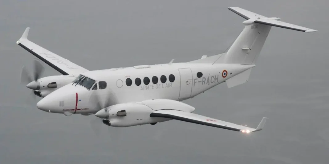 Vador, un avion de type Beechcraft King Air 350. La version militaire est chargÃ©e d'effectuer des missions de renseignement, de reconnaissance et de surveillance. BardÃ© de capteurs et de camÃ©ras, sa mission est de collecter des Ã©changes de tÃ©lÃ©communication et les ondes Ã©mises par des radars et des images. Image dâ€™illustration.